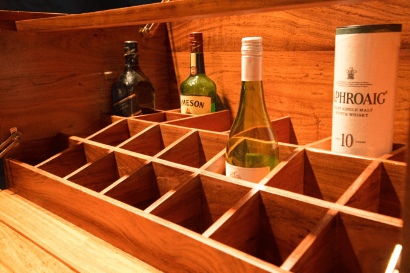 hemingway-luxury-field-bar-interior-compartments Hemingway field bar open, showing fitted interior for glasses, decanters and bottles